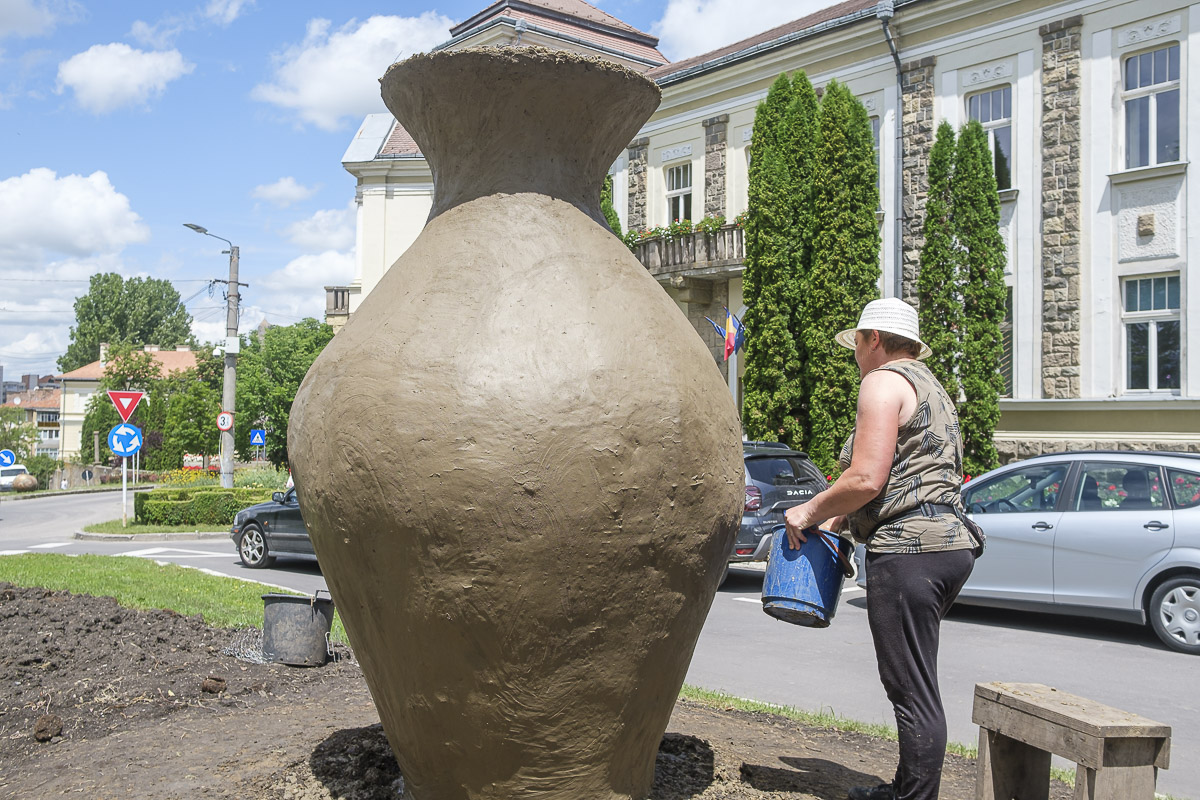 Készül Csíkszereda vázája